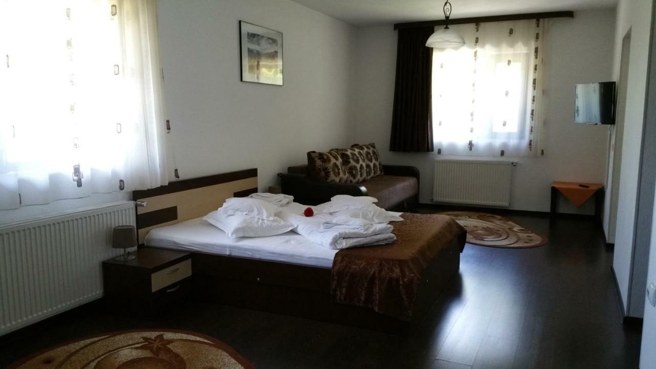 Rosenville Rîşnov Esterno foto