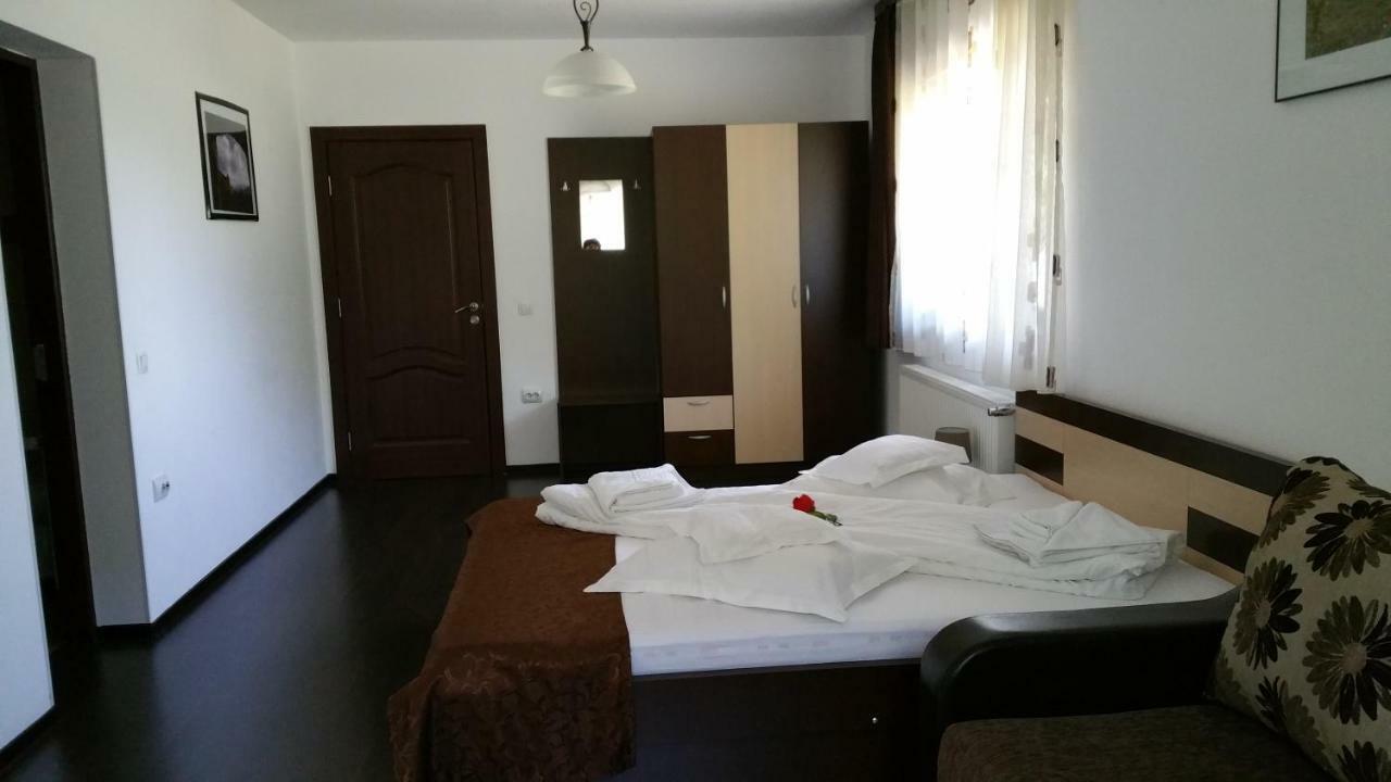 Rosenville Rîşnov Esterno foto